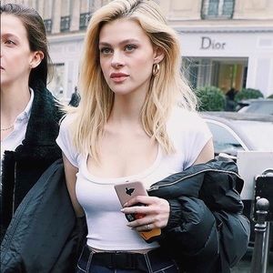 Are You Am I Daisy Tee